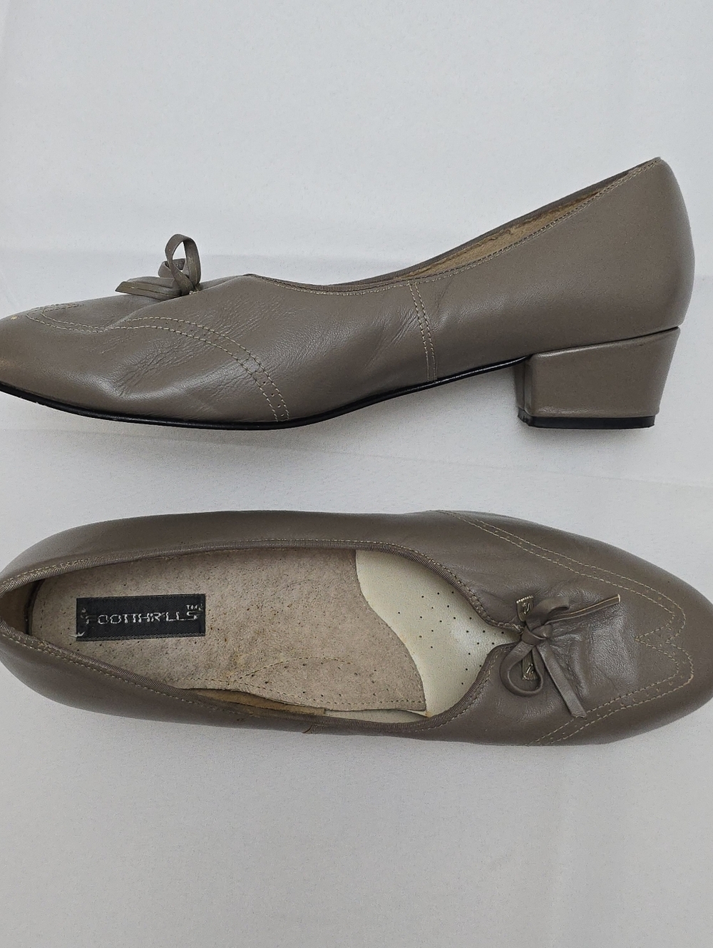 Vintage FootThrills Leather Low Pumps Taupe Grey Bow Wingtip Size 9 2W USA - Picture 6 of 16